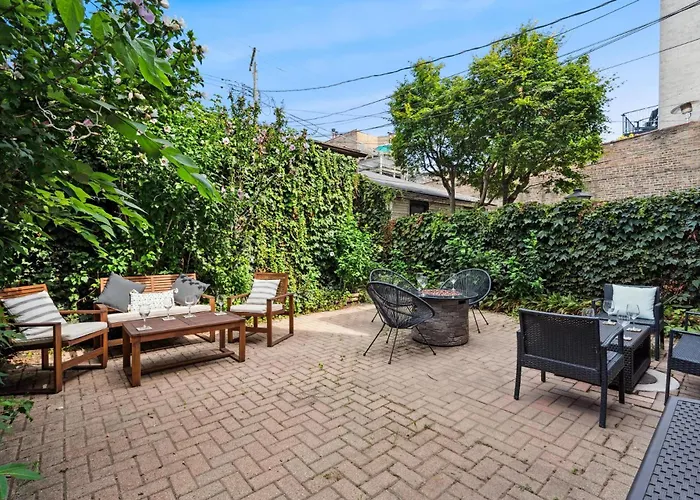 2 Bed Apt W/ Office, Free Parking, Near Wrigley