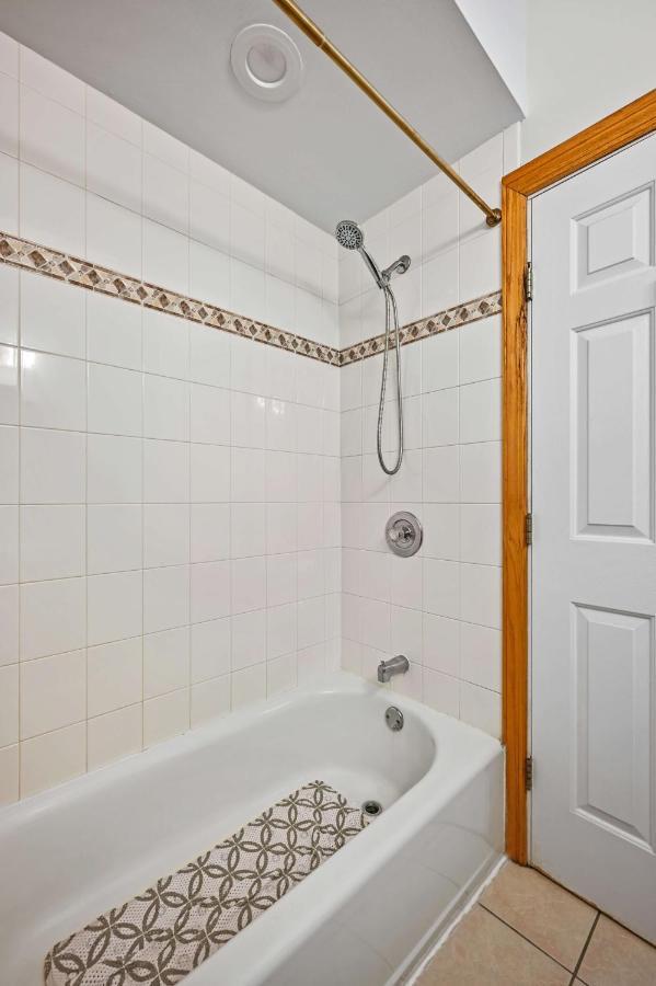 2 Bed W/ Office, Free Parking, Near Wrigley * Chicago